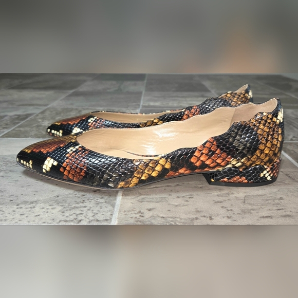 CHLOÉ LAURENA SNAKE EMBOSSED SCALLOPED FLATS. - Picture 5 of 10
